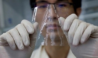Прорыв в экологии? В Японии создали пластик, который полностью растворяется в соленой воде