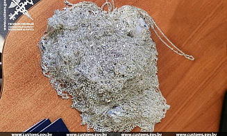 Таможенники проверили на сканере обувь двоих белорусов. И нашли там почти 4 кг серебра