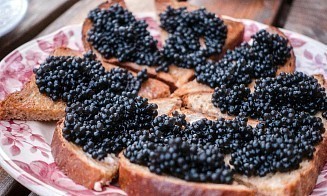 Беларусь вошла в тройку покупателей российской черной икры 