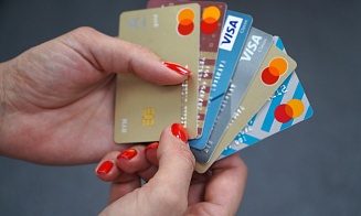 Банкам не хватает чипов для новых карт. Везде ли можно платить старыми?