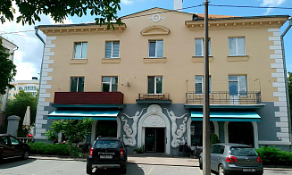 В Минске временно закрылось популярное кафе в «доме с русалками». В чем причина