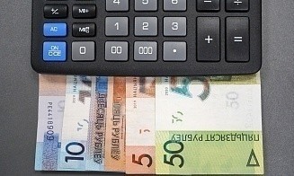 Средняя зарплата в Беларуси в январе снизилась почти на 10%
