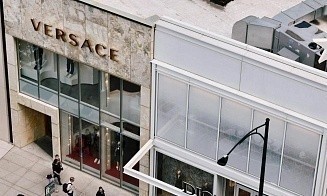 Стало известно, за сколько Prada покупает Versace 