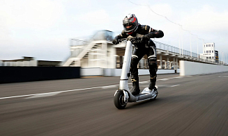 Британская фирма представила самый быстрый самокат в мире по цене авто. Сколько он «жмет»