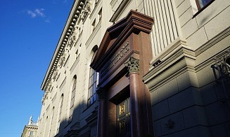 В Беларуси предлагают ограничить число банковских карт на одного человека