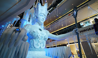 «Можно увеличить средний чек на 15%». Как на покупателей влияют новогодние елки в ТЦ