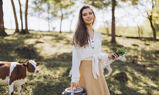 Босая, беременная и с коровой: почему женщины опять выбирают патриархат
