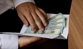 Замдиректора крупного предприятия будут судить за взятки на $100 тыс.