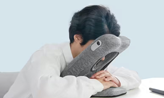 Японцы придумали подушку для сна прямо за рабочим столом. За ней выстроилась очередь