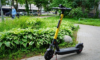 Сервис проката Whoosh оснащает самокаты шлемами. Когда это заработает в Беларуси?