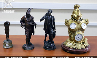 Белорус пытался провезти из Польши 24 иконы и статуэтки, но их изъяли