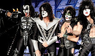 Ушли в цифру. Рок-группа Kiss завершила 50-летнюю карьеру выступлением цифровых аватаров