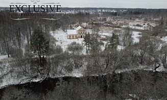 В Витебской области продают столетнюю усадьбу на берегу реки с подвесным мостом