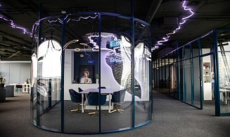 Побывали в IT-компании, где все встречи проходят за прозрачными стенами и есть переговорка-«банкомат»