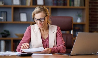 Отдали кадровый учет бухгалтеру на аутсорсинге: когда компания может получить за это штраф