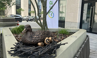 В центре Минска появилась скульптура СберУтки. Вот как она выглядит