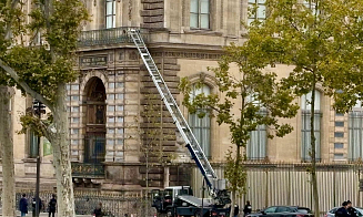 Немецкая компания, подъемник которой использовали при ограблении Лувра, сделала на этом рекламу