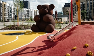 Роллеты от облучения и мишка-антистресс во дворе. Посмотрели первую поликлинику Новой Боровой