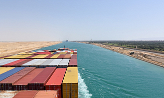 Выручка Суэцкого канала в январе рухнула почти наполовину из-за атак хуситов