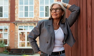 «Серебряные сестры». Откуда в Беларуси тренд на седые волосы и почему он часто раздражает