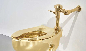 На аукционе продали 100-килограммовый золотой унитаз. Цена вас удивит