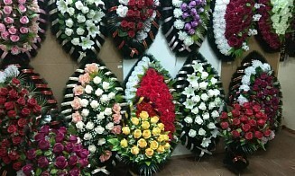 Венки из искусственных цветов: вечная память в каждом лепестке