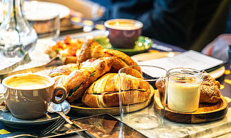 Во Франции арестовали отца и сына, которые три года ели в ресторанах на €80–150 и не платили