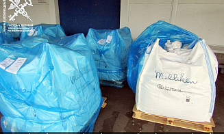 Латвийский перевозчик пытался провезти в Беларусь 9 тонн красителя, спрятанного среди парфюмерии