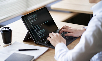 В IT количество вакансий снова растет быстрее, чем во всей экономике. Кто и за сколько сейчас ищет айтишников