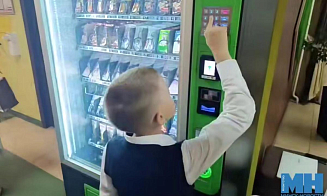 В минских школах появились вендинговые автоматы с едой. Что в них продают