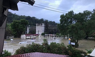 В Сочи — потоп, в городе закрыли пляжи