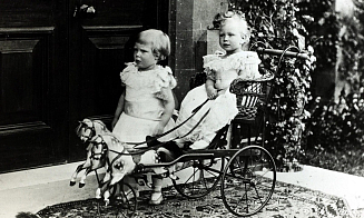 На аукцион выставили детскую коляску королевы Виктории. Сколько за нее просят