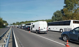 Новый рекорд: в Бресте в очереди на выезд из Беларуси скопилось 90 автобусов