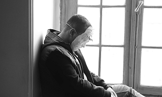 «Потрогай траву»: как зумеры перестали выходить из дома и почему это опасная тенденция