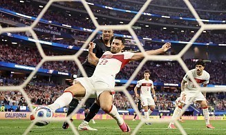 В плей-офф ЧМ по футболу уже известны четыре пары, а FIFA убирает пивной бренд с наград