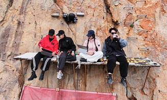 В Китае трендом в соцсетях стала кофейня на отвесной скале