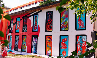 Вместо дверей — картины. В Витебске художники превратили старый сарай в необычный арт-объект