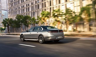 BMW заявила, что не откажется от производства седанов, и представила новую «семерку»