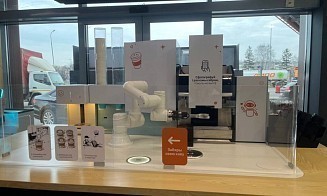 Под Минском на заправке появился робот-бариста