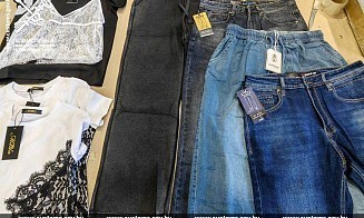 Таможенники задержали крупную партию одежды и косметики, которую везли без документов