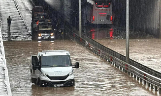 Ливень превратил улицы популярного турецкого курорта в озеро (фото)