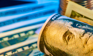 Все ждали, что доллар подешевеет вслед за ставкой ФРС. Почему это не случилось и что дальше?