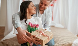 Если у нее «все есть»: пять идей для подарков к 8 Марта