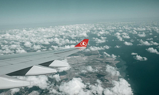 Turkish Airlines будет штрафовать пассажиров, которые встают с мест до остановки самолета