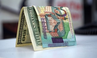 Доллар впервые с апреля подорожал до 2,9 рубля. Что с курсами в обменниках 