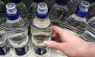В России проверят цены на бутилированную воду в аэропортах. Ее продают по $5–6 за пол-литра