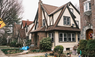 На продажу выставили дом, в котором в детстве жил Дональд Трамп