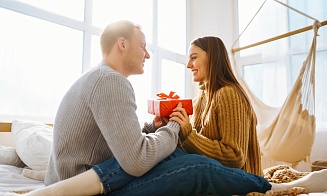 Чем порадовать любимых на День святого Валентина: выбираем подарки на OZON