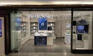 Ювелирный бренд Swarovski решил уйти из России через год после приостановки работы