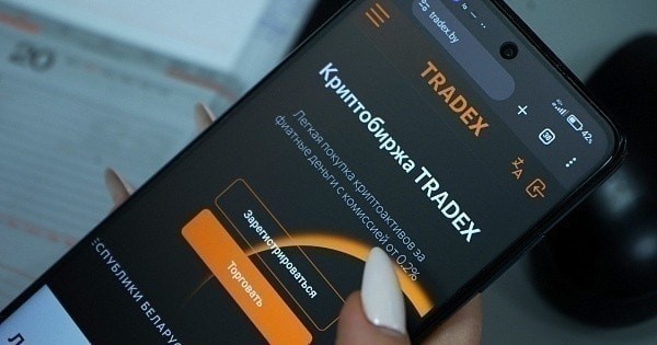 карта белорусского банка и смартфон с криптобиржей